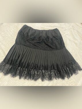 Women's Black Pleated Lace Hem Skirt